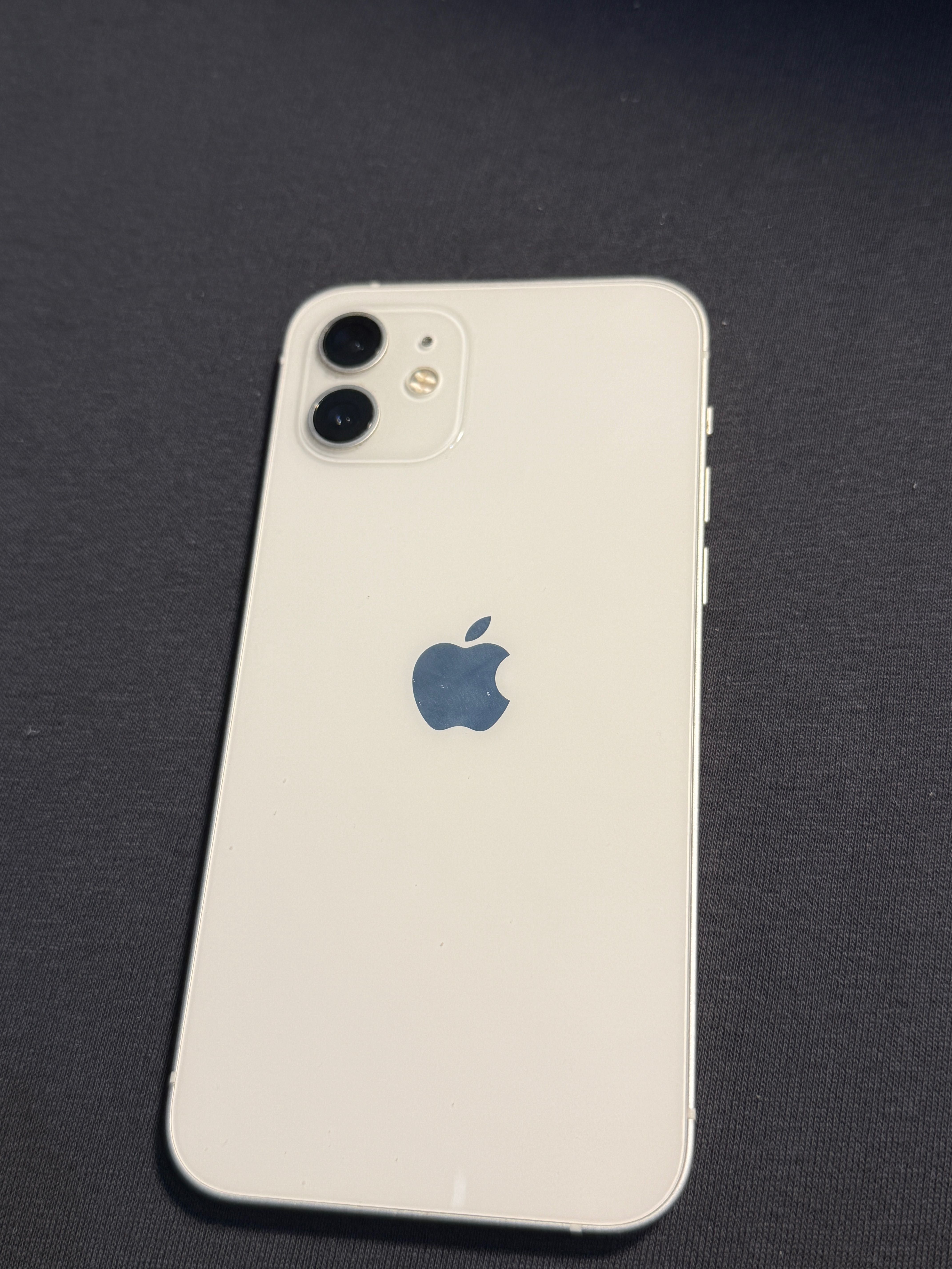 Продавам Iphone 12 64GB