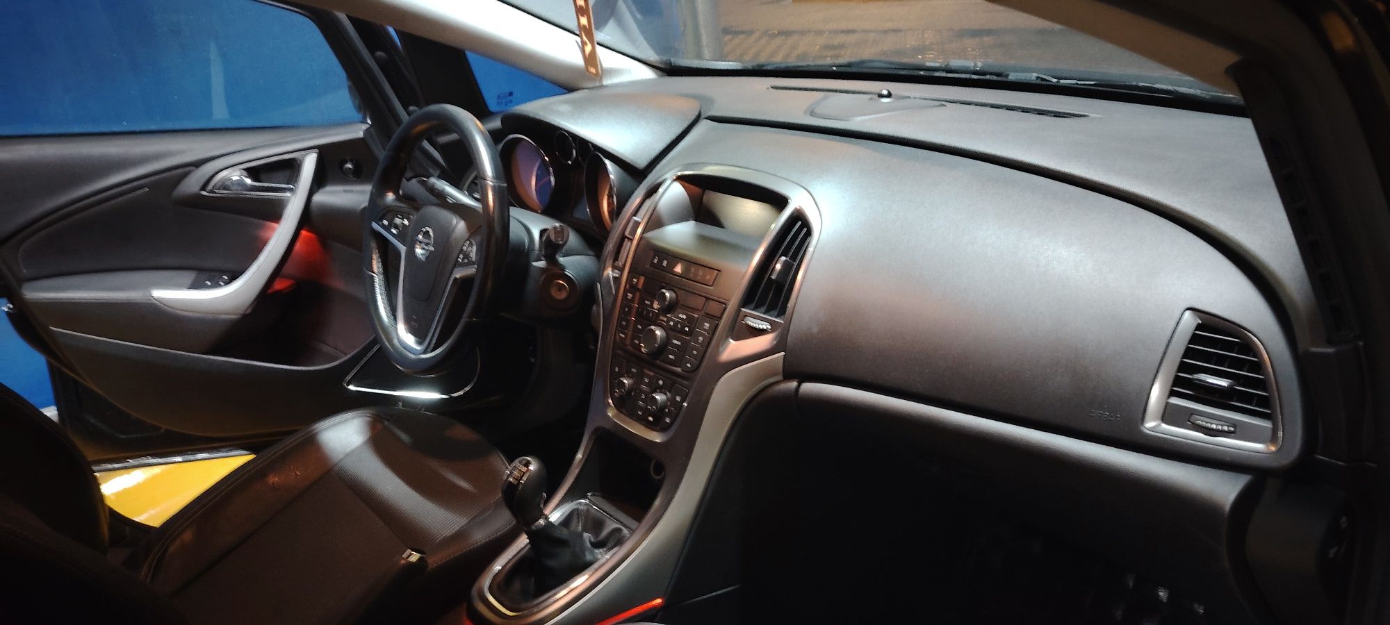 ОБСЛУЖЕН Opel Astra-Sports Tourer 2012 125hp ръчна
