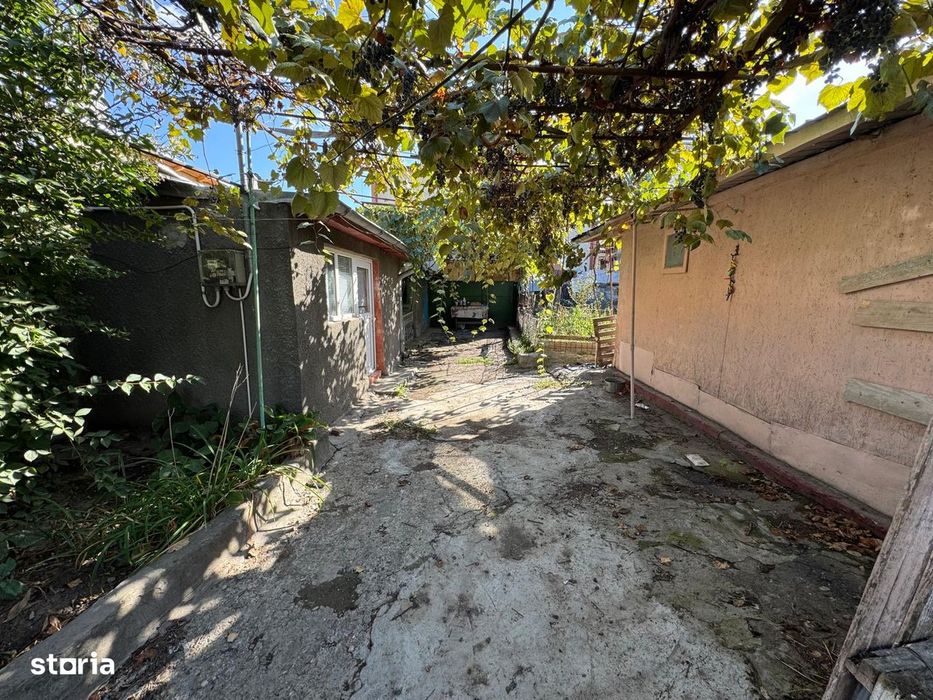 54.900 Euro- 293 m.p. teren si casa batraneasca in mun. Galati