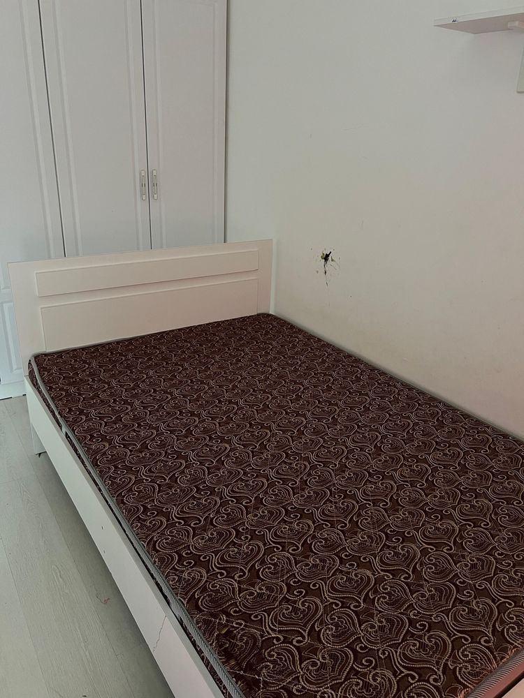 Продаю срочно кровать с матрасом