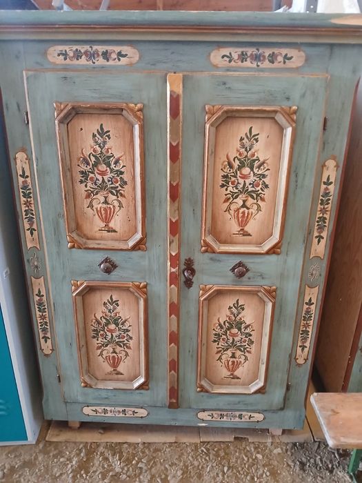 Vand Dulap pictat manual – stil tradițional rustic