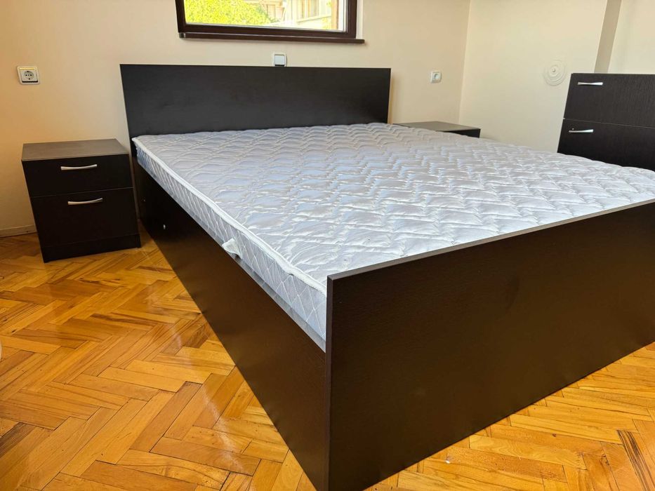 Спалня с матрак 160/200 с повдигащ механизъм и две нощни шкафчета