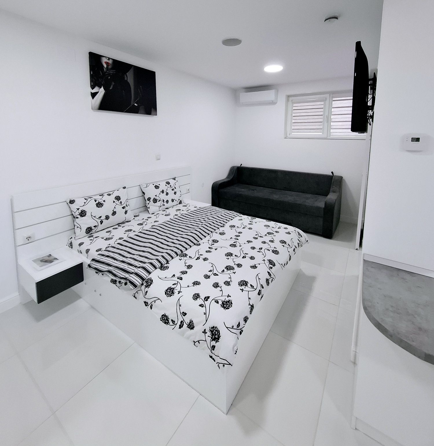 Inchiriez Casuta  la curte comuna zona Oncea - Platou