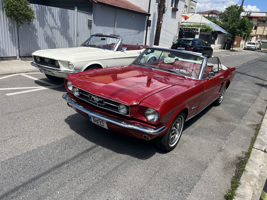 Masină de epocă decapotabila MUSTANG