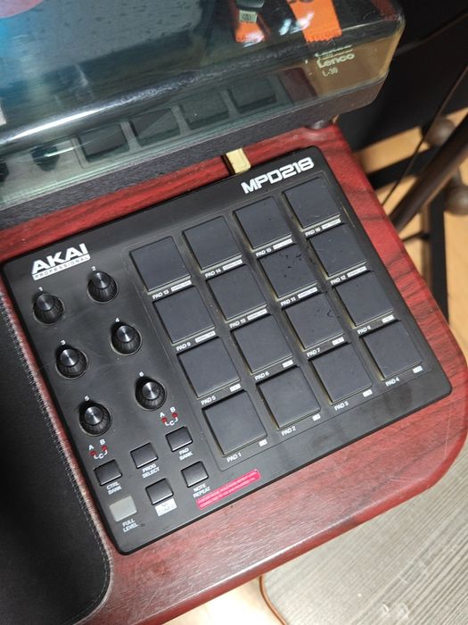 Akai mpd 28, миди контроллер