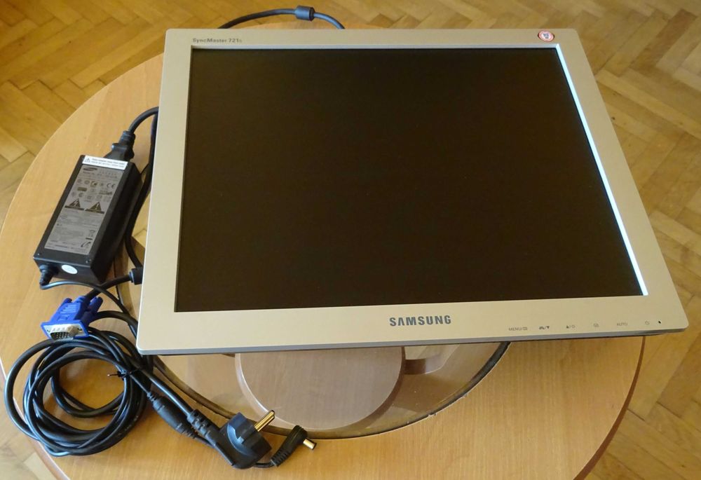Monitor 17' inch SAMSUNG TFT 721S, cu boxe incorporate