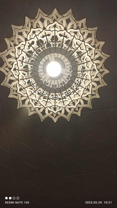 Vând lustră elegantă din lemn MDF