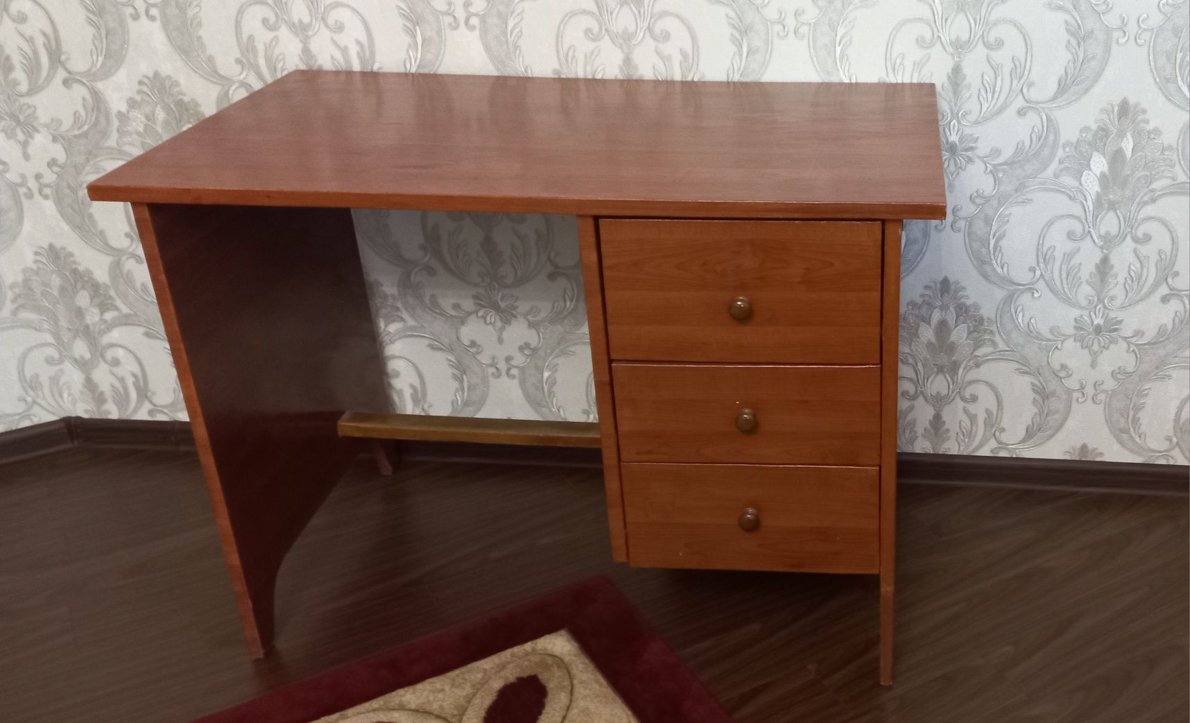 Продаётся письменный стол