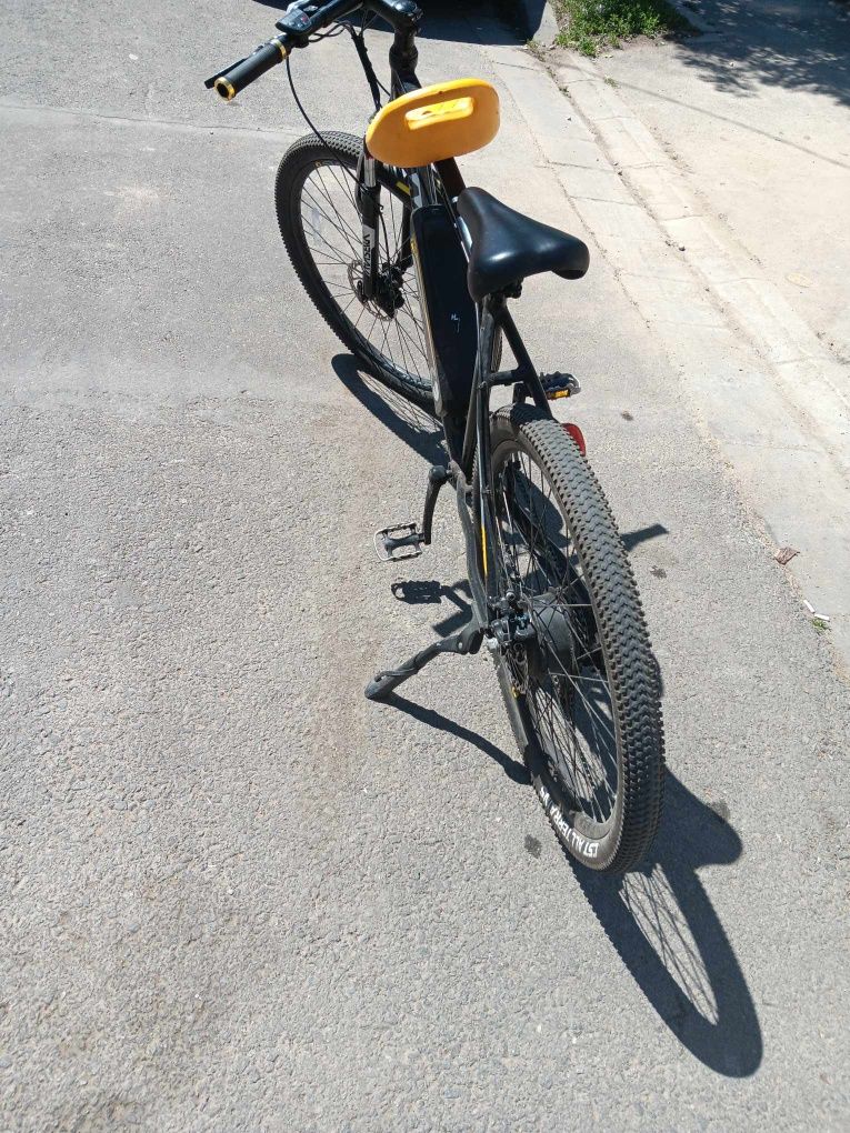 Vând bicicleta semi electrica