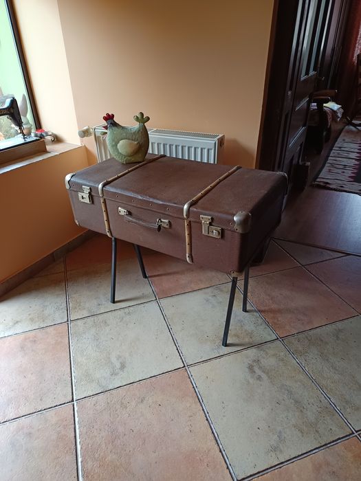 Valiza veche cu picioare metalice