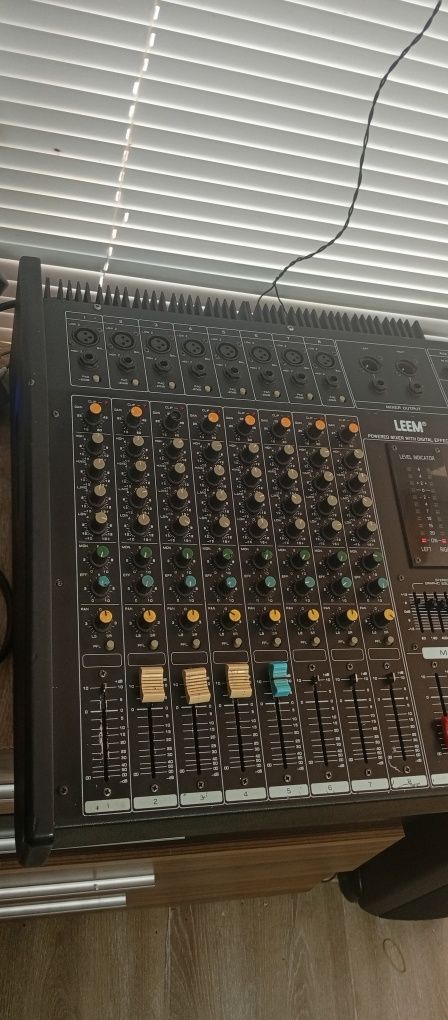 Пулт с вградено стъпало LEEM VP-308