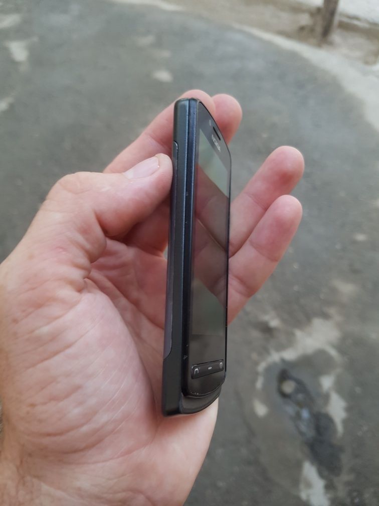 Nokia 700 sotladi