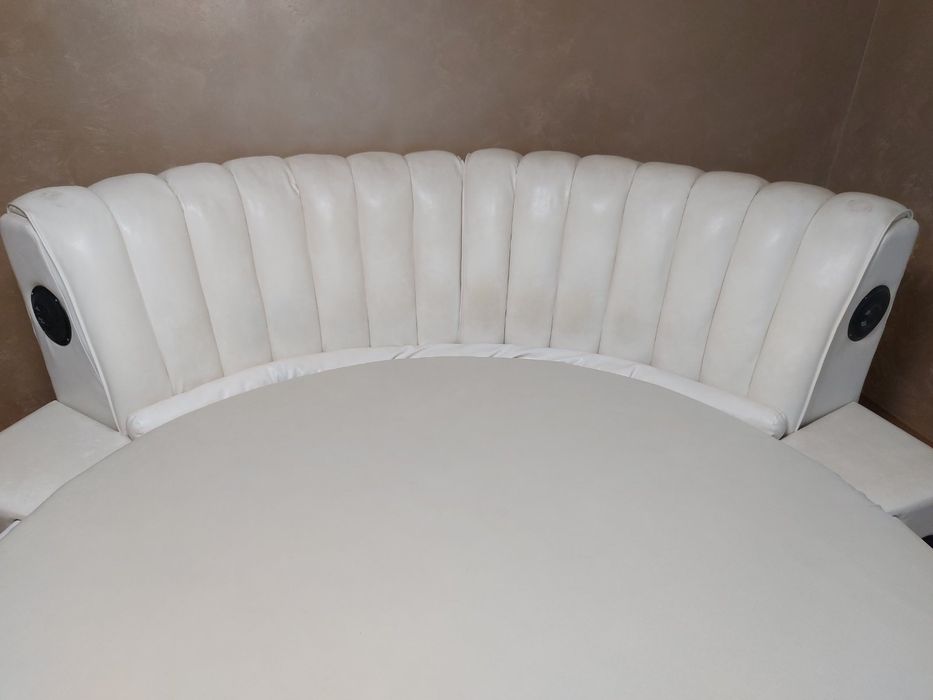 Кръгла спалня с музика