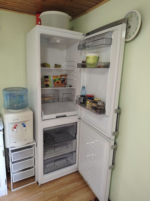 Vând combina frigorifica Artic defecta.