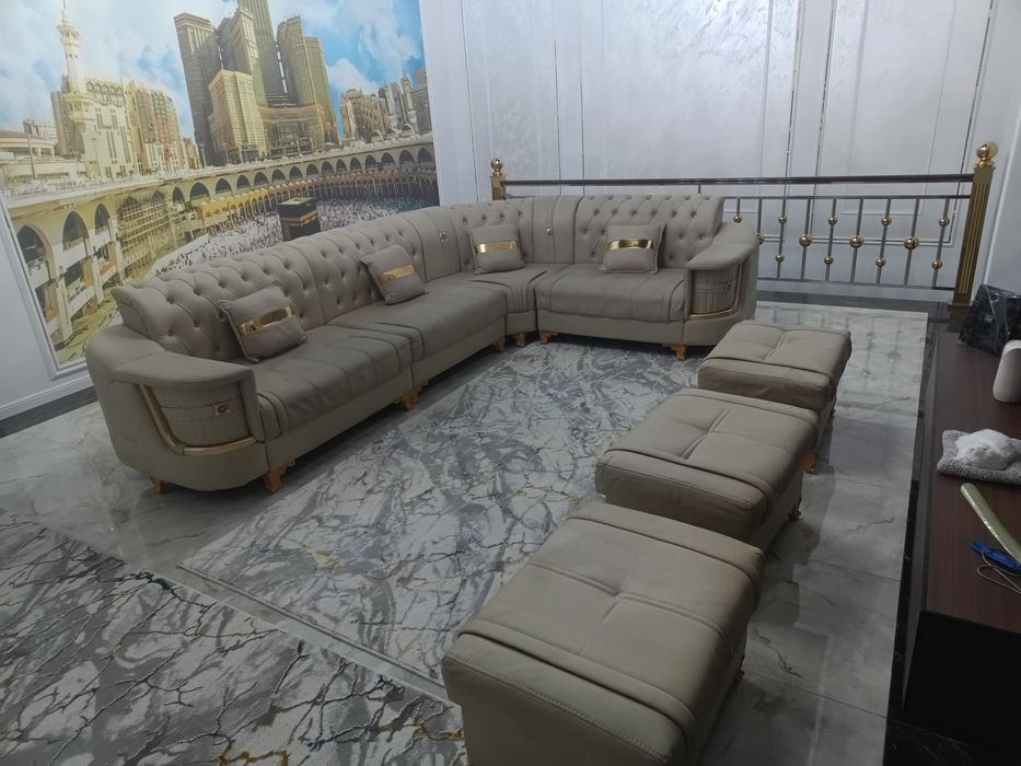 Уголок диван 3,30х2,30 + 3та пуфик ҳолати янгидек