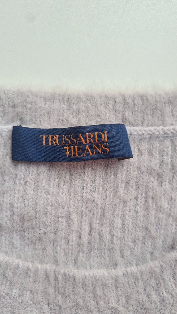 Мягкий свитер от бренда trussardi