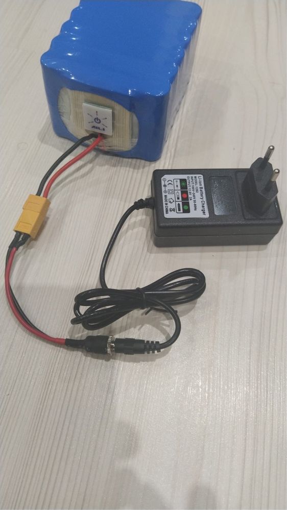 Baterie pentru orice tip de mascotă gonflabilă. Timp utilizare 4 ore