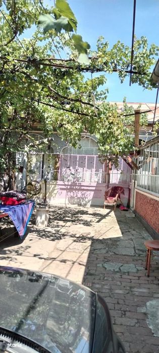Branesti / IF - casa batraneasca din caramida cu teren de vanzare