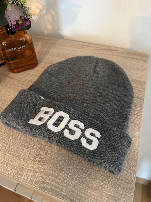 Caciula noua, Boss, Hugo Boss