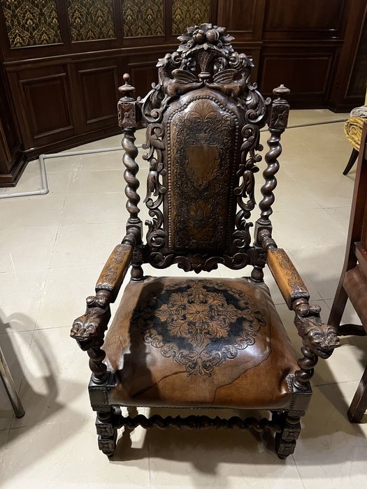 Трон дерево и кожа