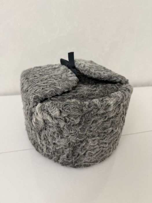 Каракулевая шапка и ушанка