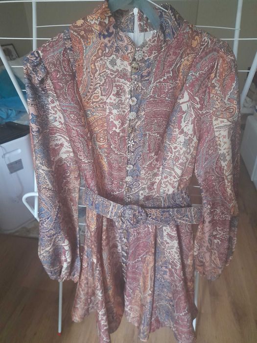 Красива рокля около коляното