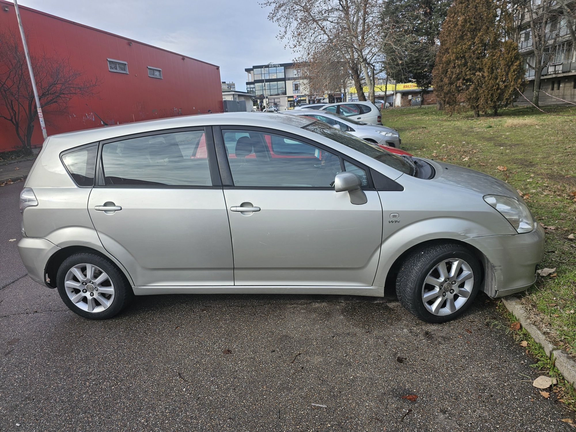 ПРОДАВАМ TOYOTA corolla verso 1,6 i