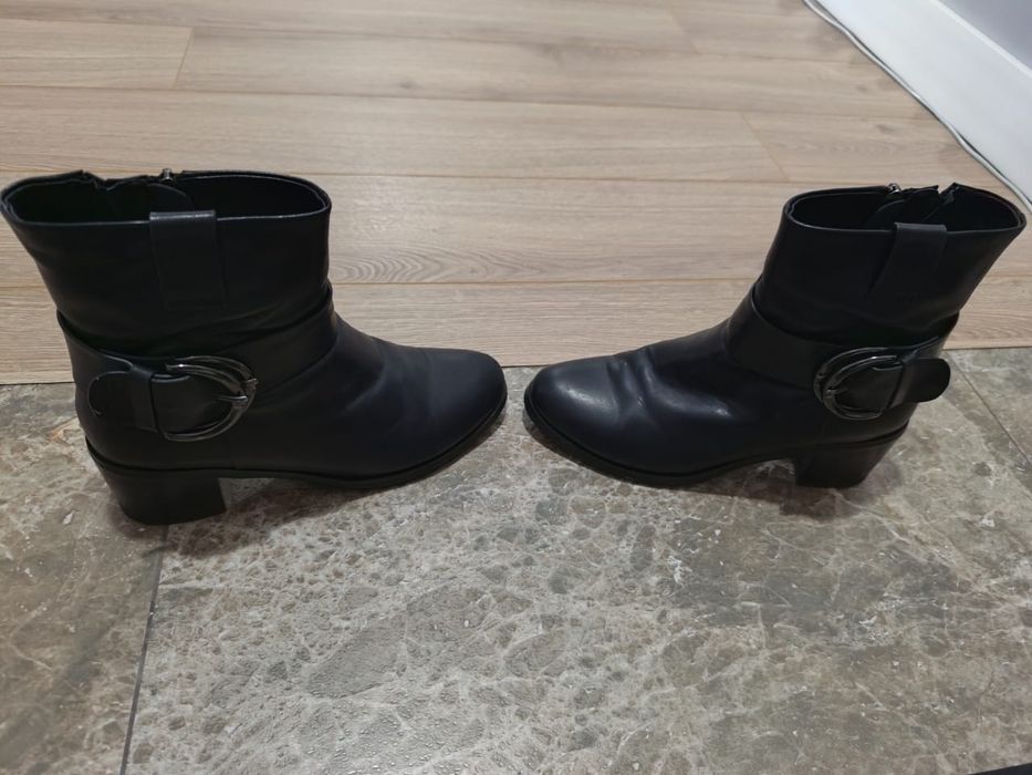 Две пары зимних сапог, кожаные