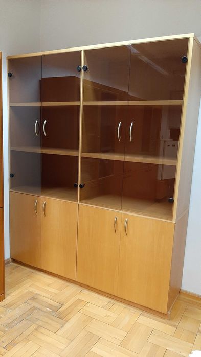 ШКАФ с витрини, продавам - г. София