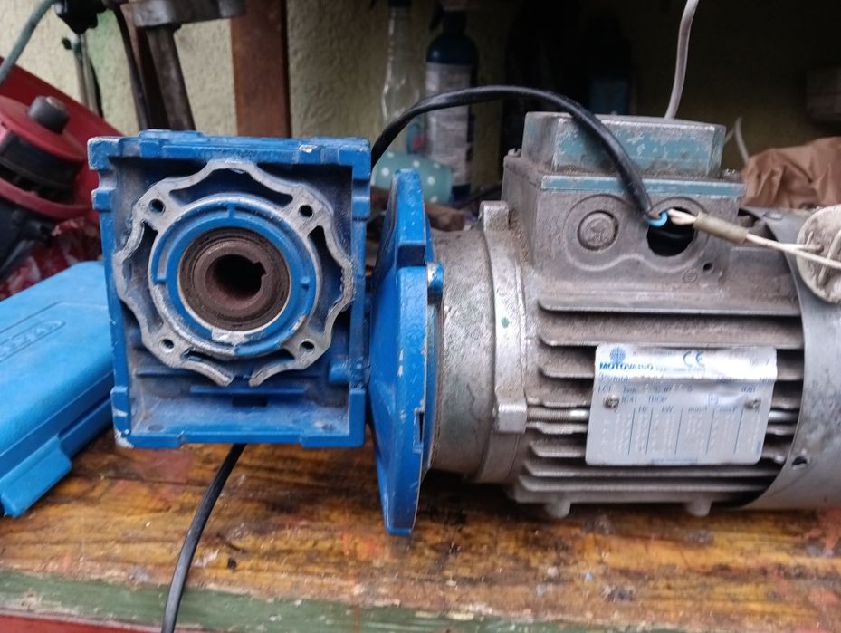 Vând motor cu reductor!
