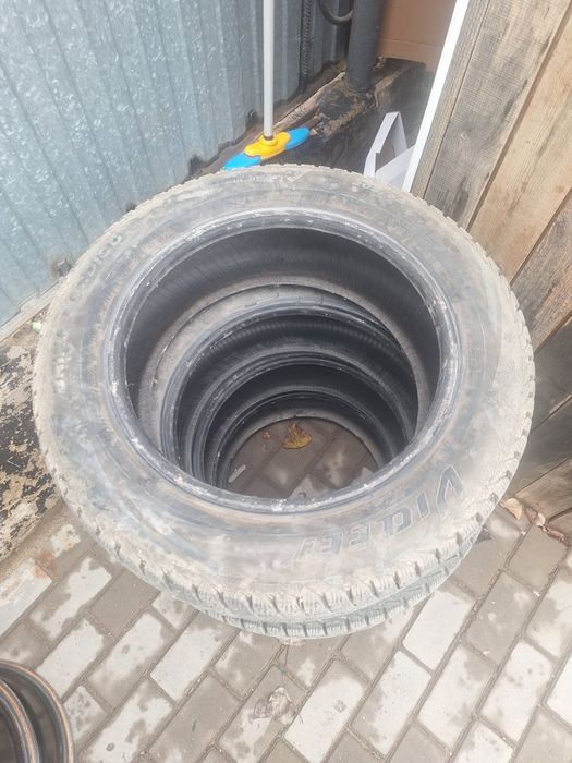 Продам шины зимние с шипами 3 шт viati