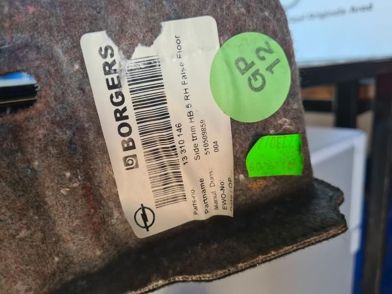 Mocheta panou lateral dreapta portbagaj Opel Astra J