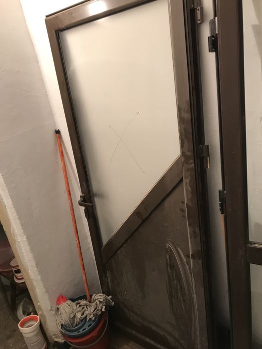 Vând usa  aluminiu fără toc
