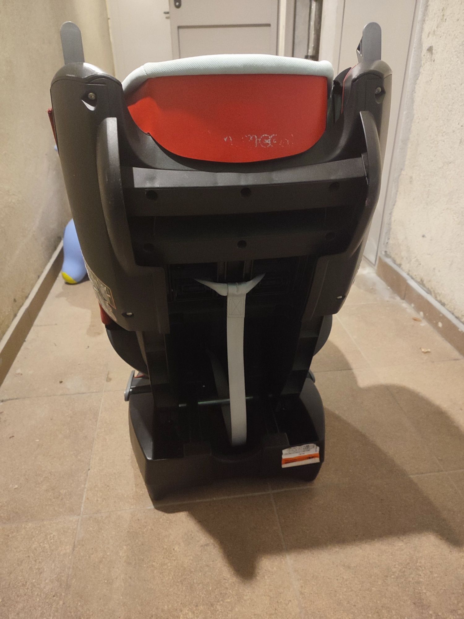 Столче за кола Maxi Cosi 9-18 кг + подарък чаршафи за детско легло