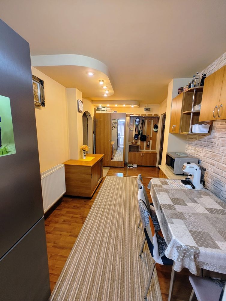 Proprietar vand apartament 2 camere, etaj 1, 50mp, decomandat TG JIU