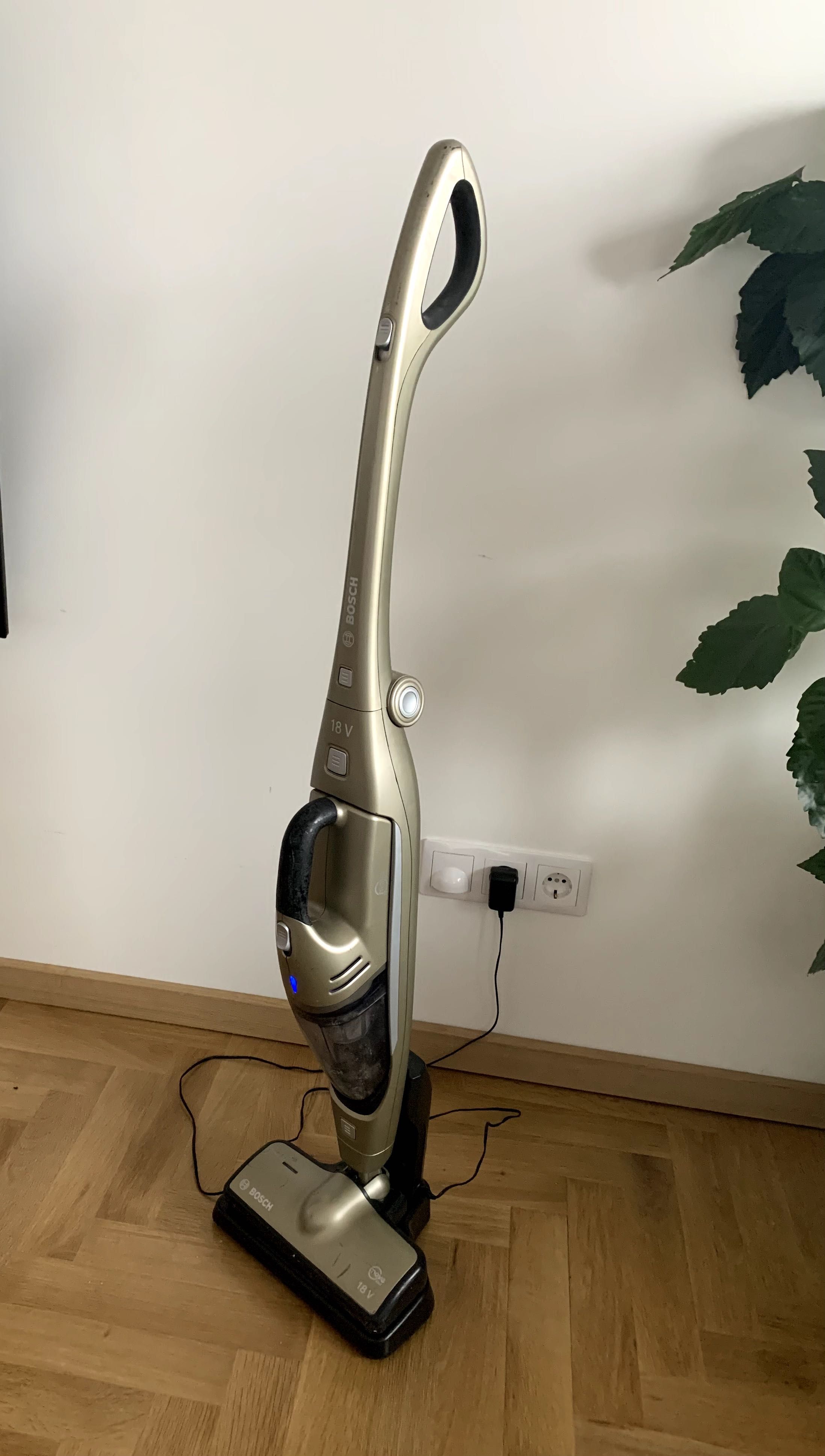 Bosch_вертикална безжична прахосмукачка_2 в 1_18 V_Li-Ion батерия