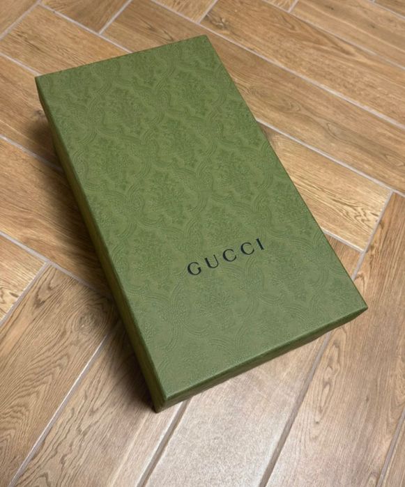 Cutie Gucci verde pentru eșarfă, tricou