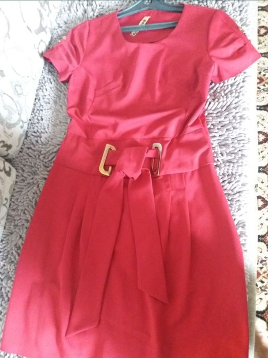 Продам платье красное