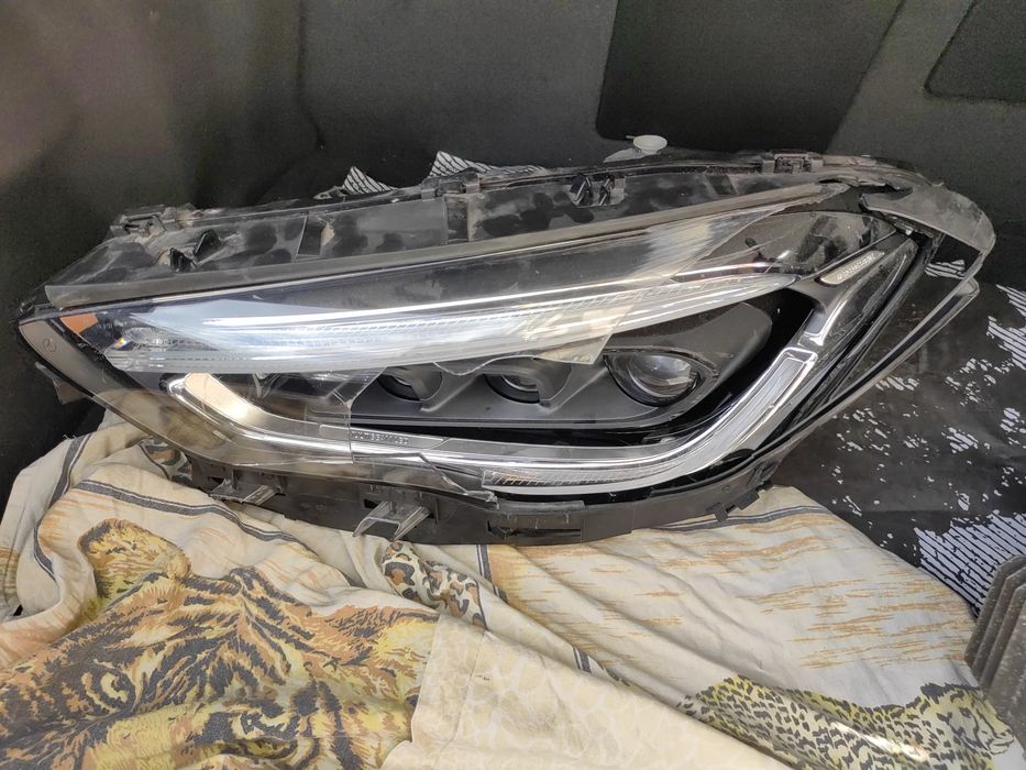 Фар оборудван за части вс по него работи за мерцедес гла.2023