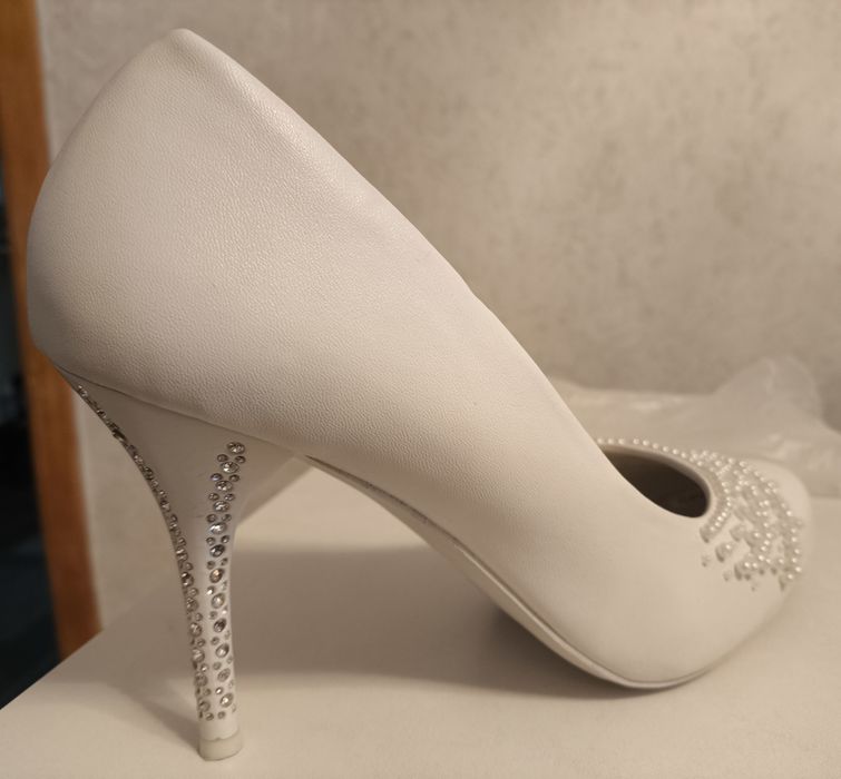 Продам туфли белые