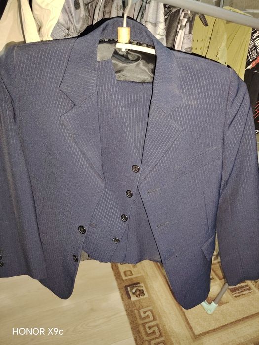 Продам школьный костюм