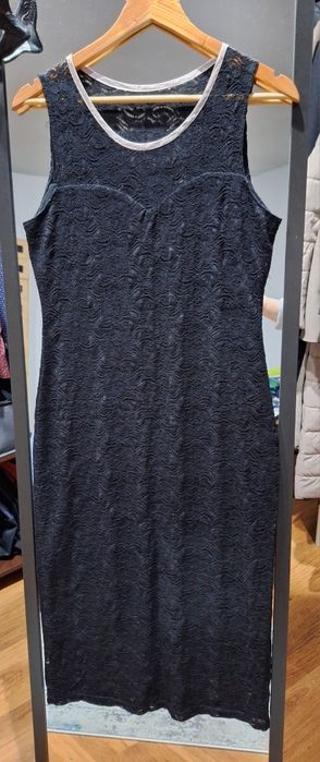 Vând rochie din dantelă, lungime medie, măr. 42-44