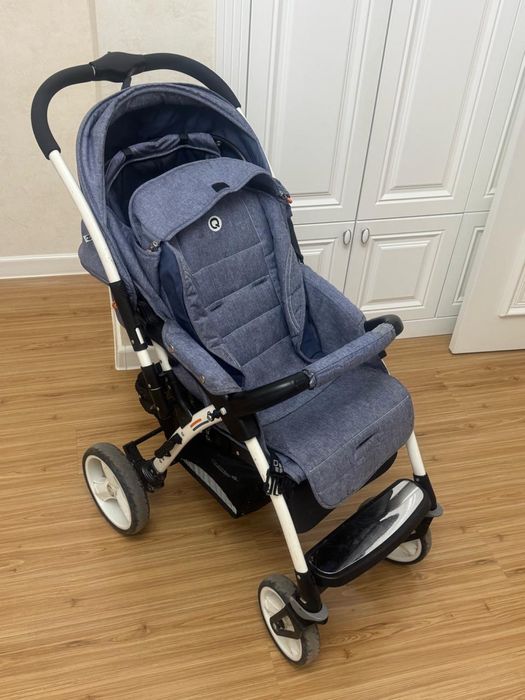 Детская коляска серого цвета