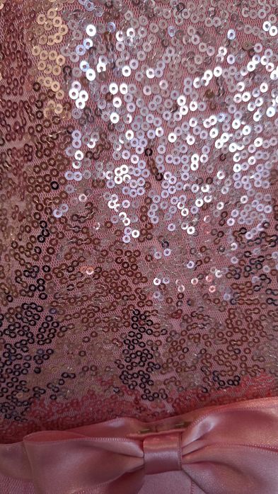 Нова детска рокля. С етикет. Розова, с пайети. За 5 г.