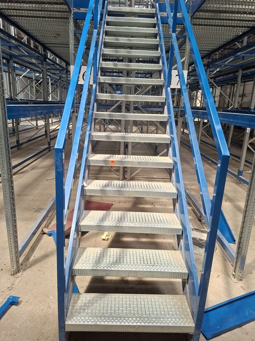 Vând scarii metalice zincate exterioare și pentru incendii , platforme