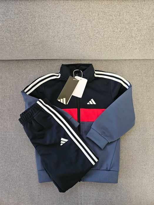 Спортен комплект Адидас, нов, размер 3 г