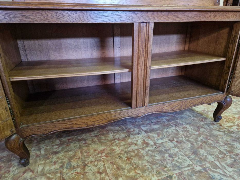 Елегантен витринен шкаф от дъбов масив и дърворезба