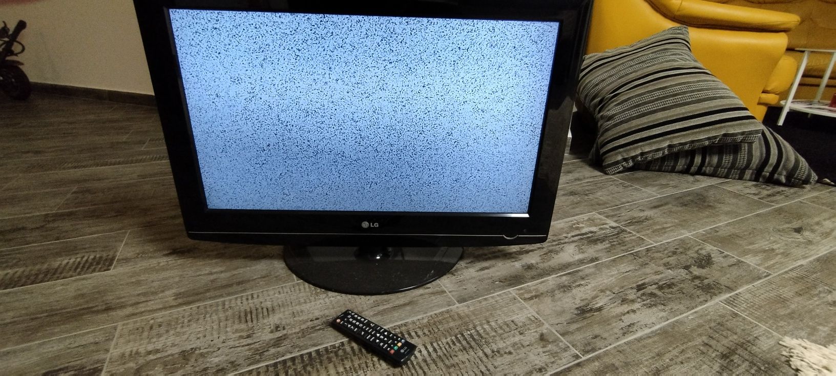 TV LCD lg de 80 cm ,funcționează ok și telecomanda