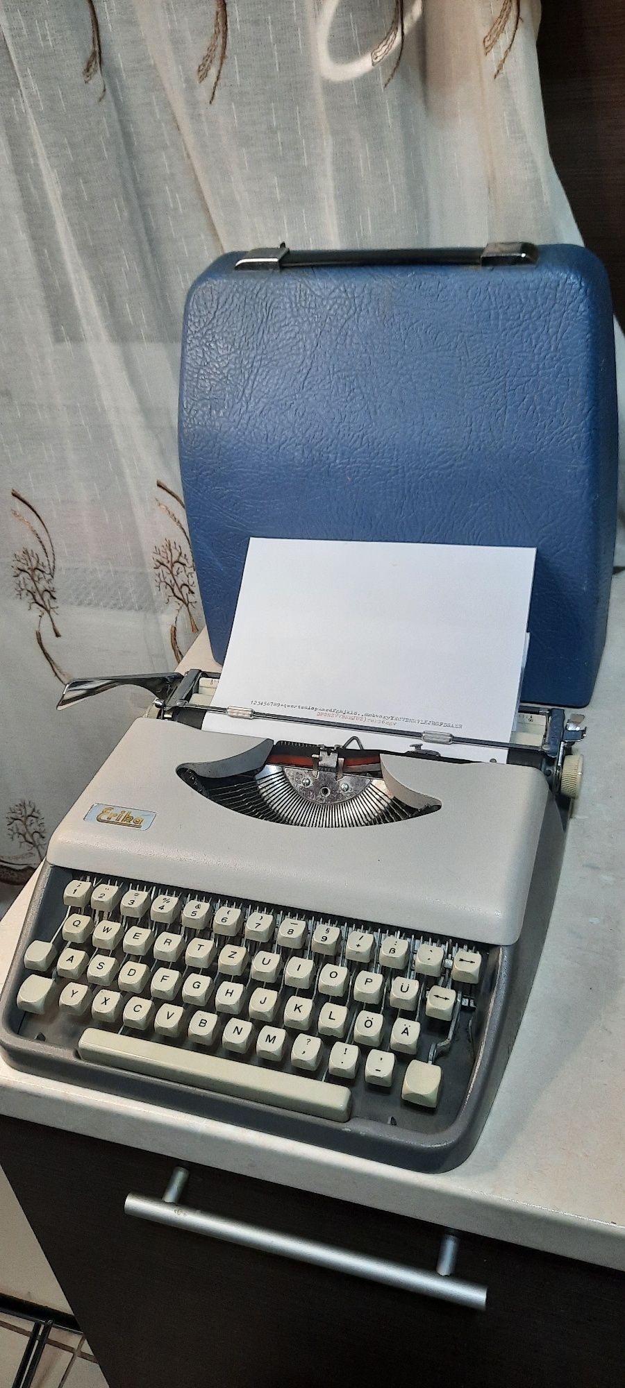 Mașină de scris portabilă Erika