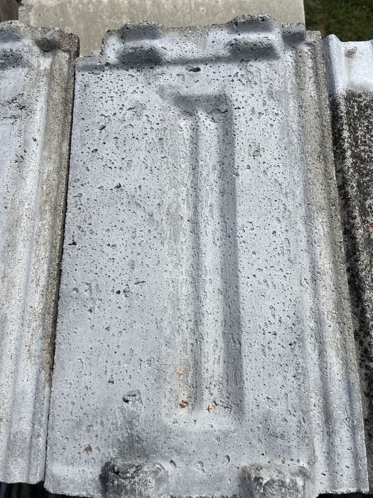 Vand tigla ciment , pret 2,50 lei negociabil
